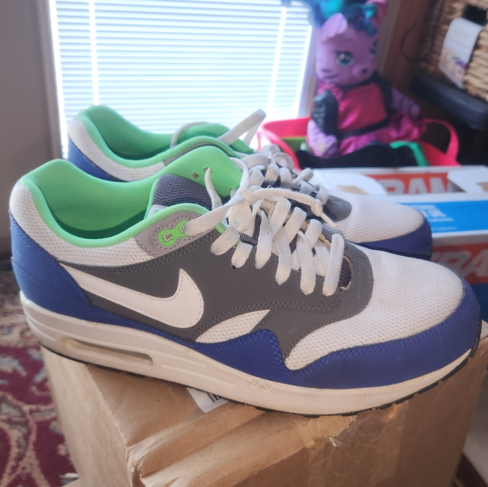 Mens size 9 Air max